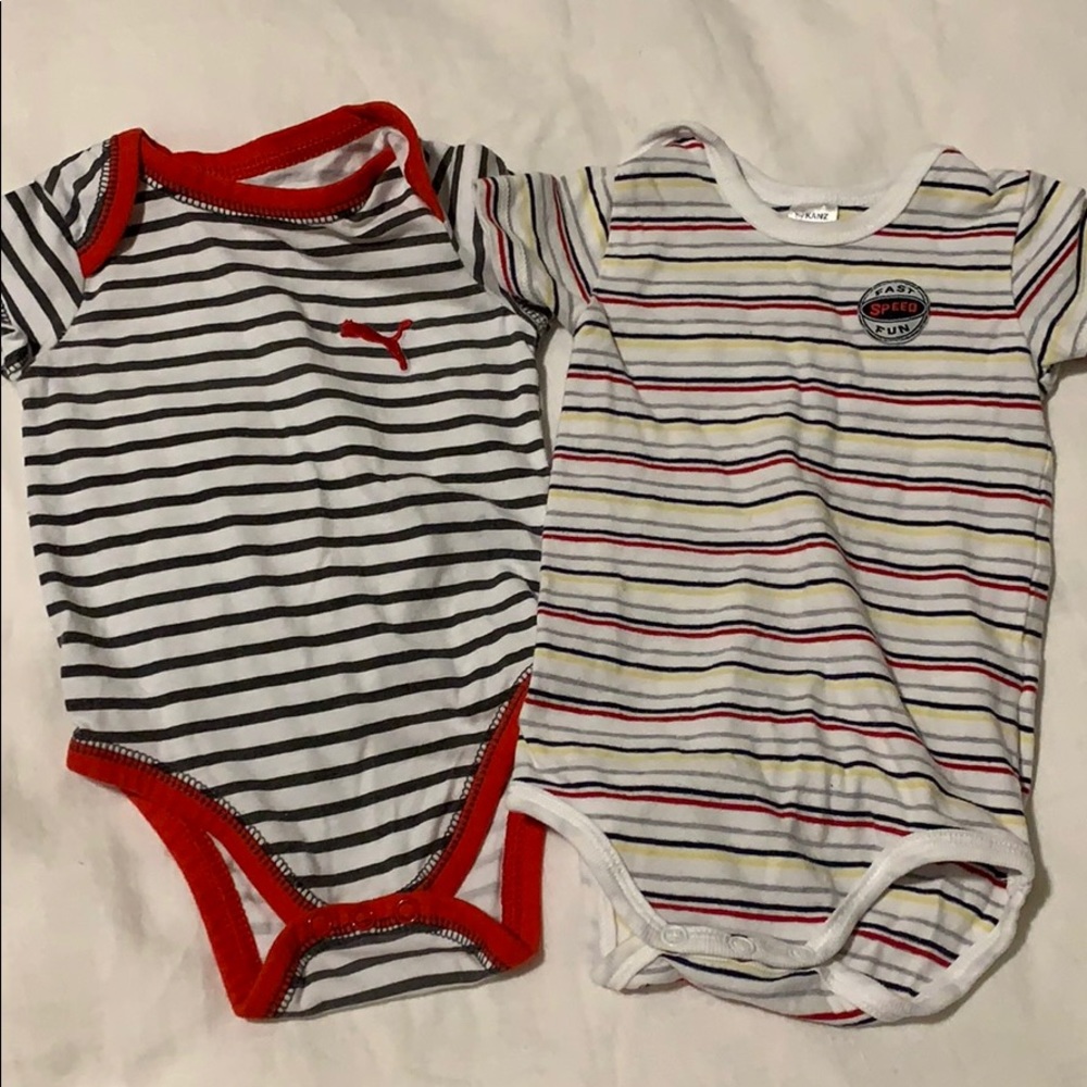 Set of 3/6m short-sleeved onesies.